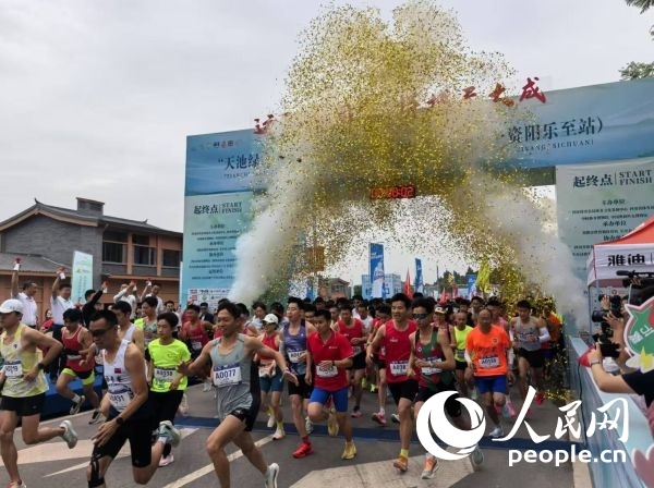 全民健身跑參賽選手沖出起點。人民網(wǎng)記者 楊磊攝