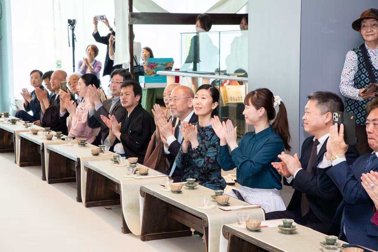 中日兩國(guó)文旅界、各茶道流派嘉賓出席開(kāi)幕式。中國(guó)駐大阪旅游辦事處供圖