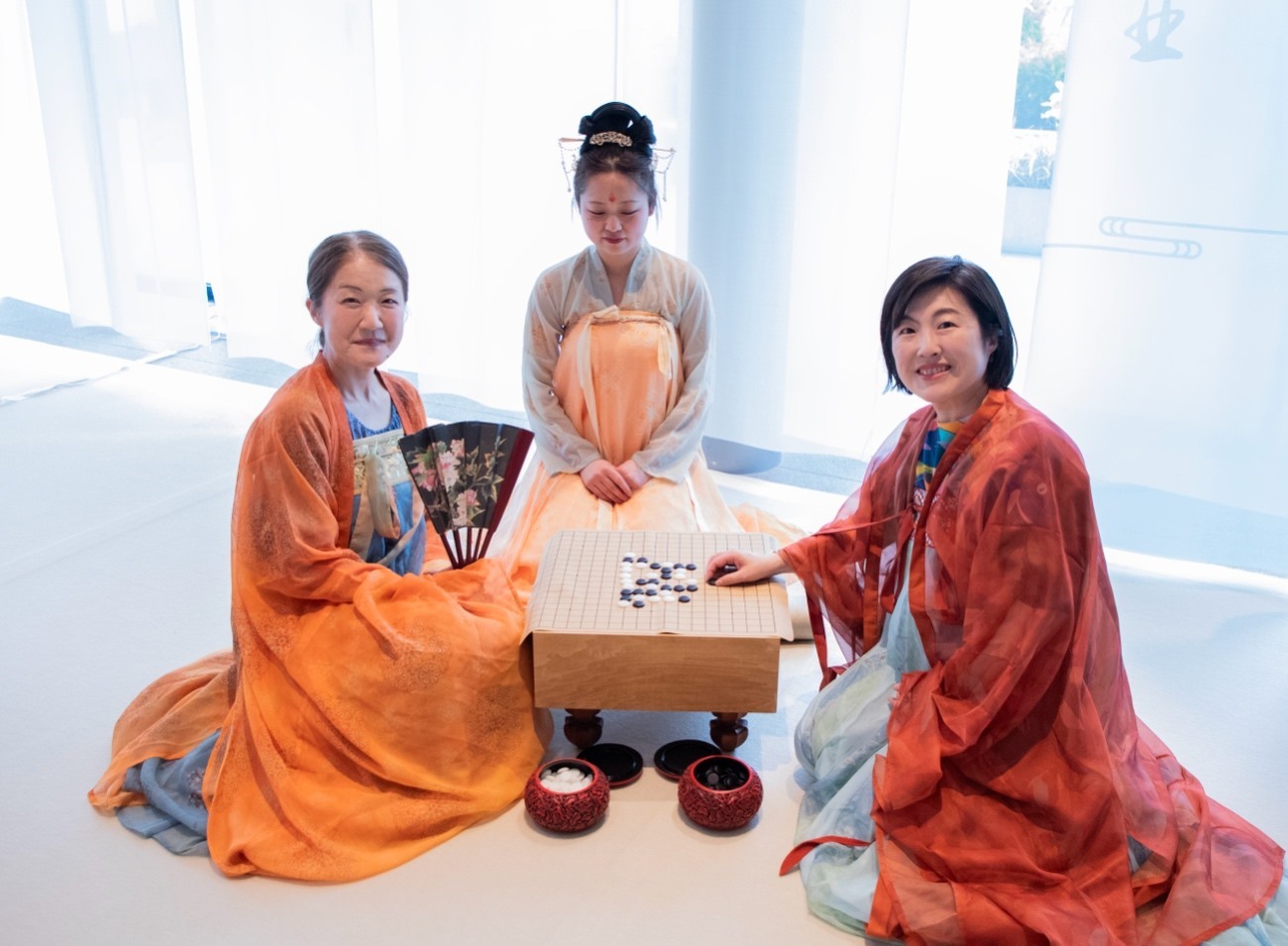 日本客人體驗(yàn)漢服。中國(guó)駐大阪旅游辦事處供圖