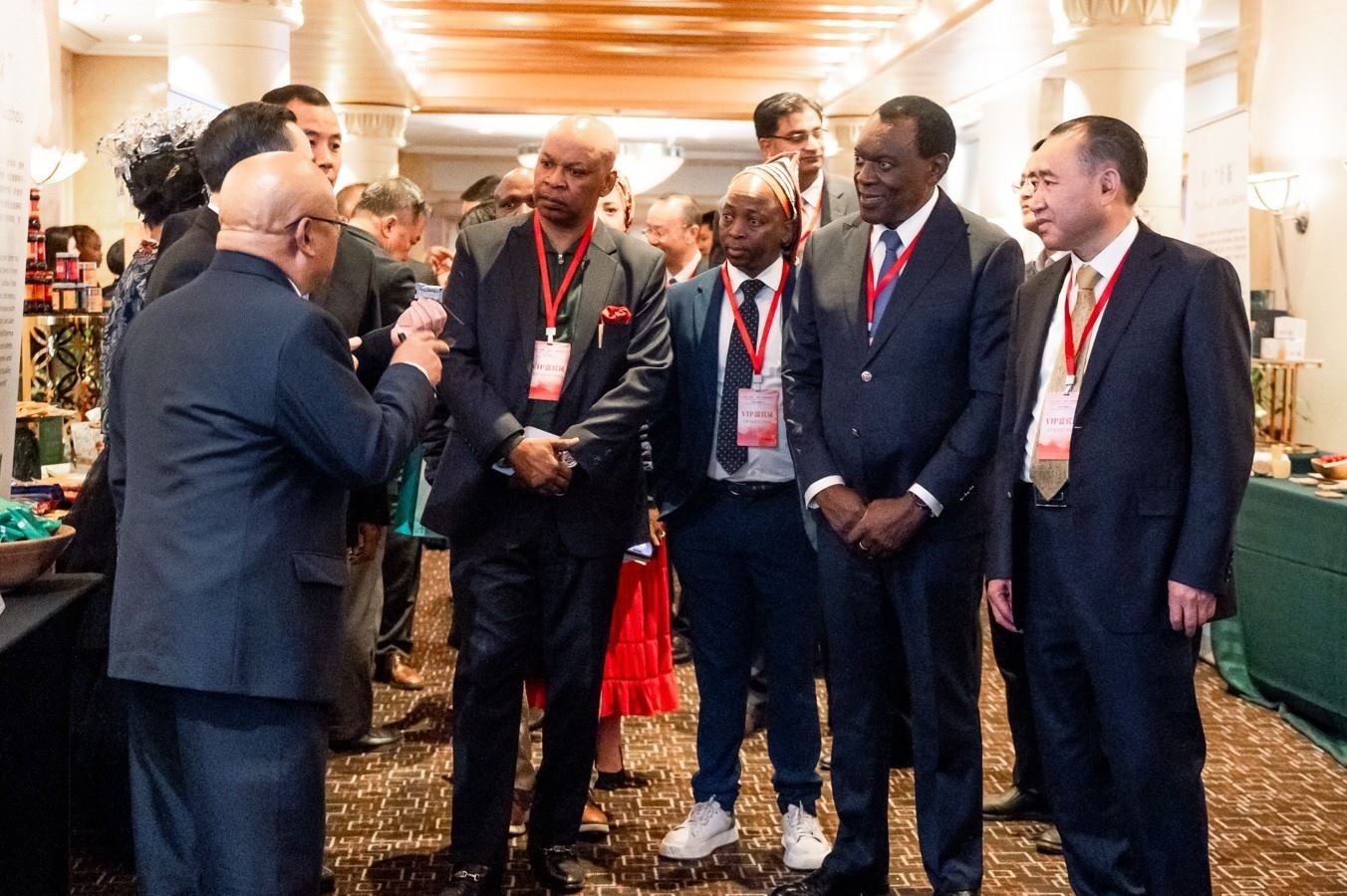 與會嘉賓走訪展臺。南非貴州商會供圖