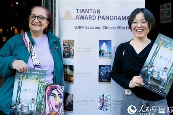 《朝云暮雨》放映前，觀眾前同主辦方互動(dòng)。楊浩鵬攝