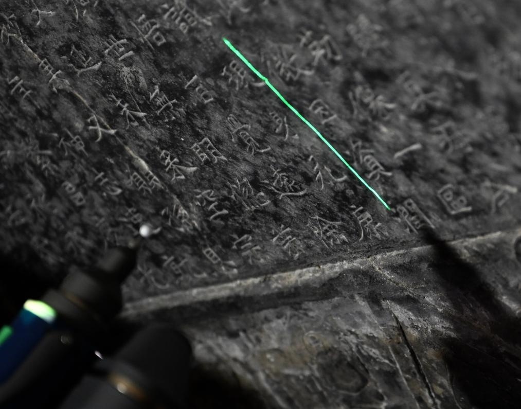 2025年4月9日，龍門石窟研究院工作人員在古陽洞使用關節(jié)臂掃描儀對《龍門二十品》之一進行數(shù)字化掃描。新華社記者 李嘉南 攝