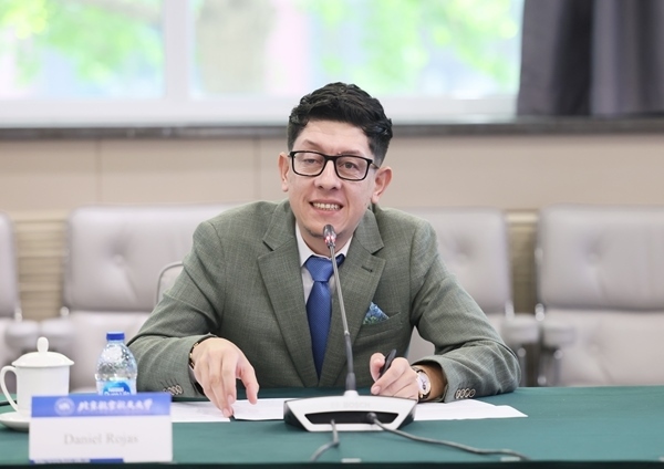 哥倫比亞教育部長(zhǎng)丹尼爾?羅哈斯一行訪問(wèn)北京航空航天大學(xué)。北航供圖