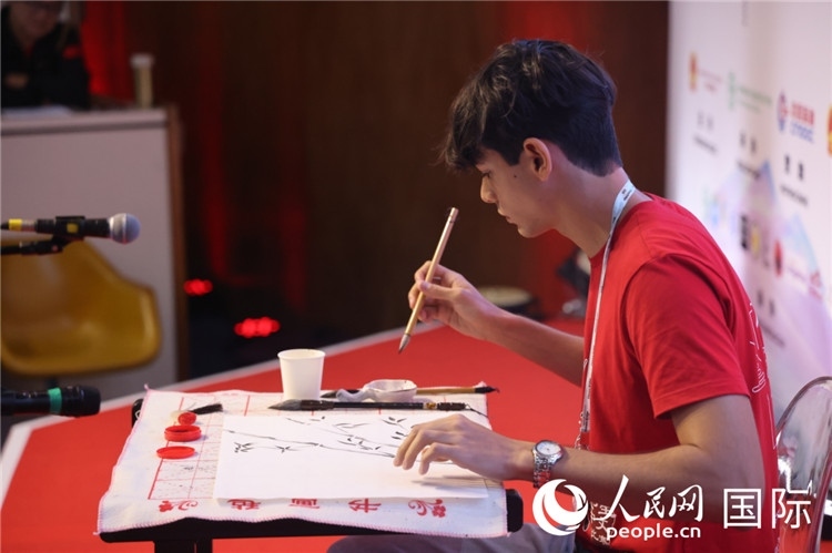 2025年“漢語橋”巴西賽區(qū)決賽的“才藝展示”環(huán)節(jié)，一名參賽者正在繪畫。人民網(wǎng)記者 時元皓攝