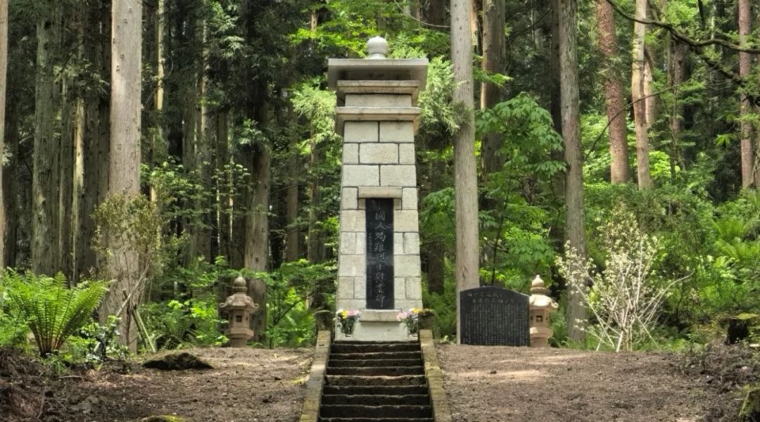 福島縣豬苗代町中國(guó)殉難勞工慰靈碑修繕完工暨植樹(shù)祭掃儀式舉行。中國(guó)駐新潟總領(lǐng)館供圖
