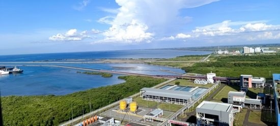 這是5月18日拍攝的紅樹林環(huán)繞的爪哇7號燃煤電站。記者 曹凱 攝