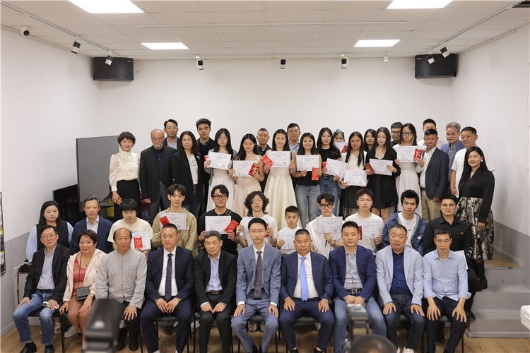 獲獎?wù)吲c主辦方合影。主辦方供圖