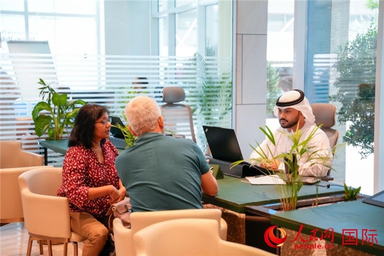 在阿治曼自由區(qū)一站式服務(wù)中心內(nèi)，工作人員為客商辦理業(yè)務(wù)。人民網(wǎng) 塔里克·易卜拉欣攝