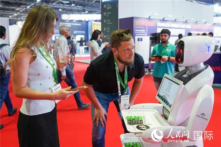 會上展示的電子支付機器人。人民網(wǎng) 塔里克·易卜拉欣攝