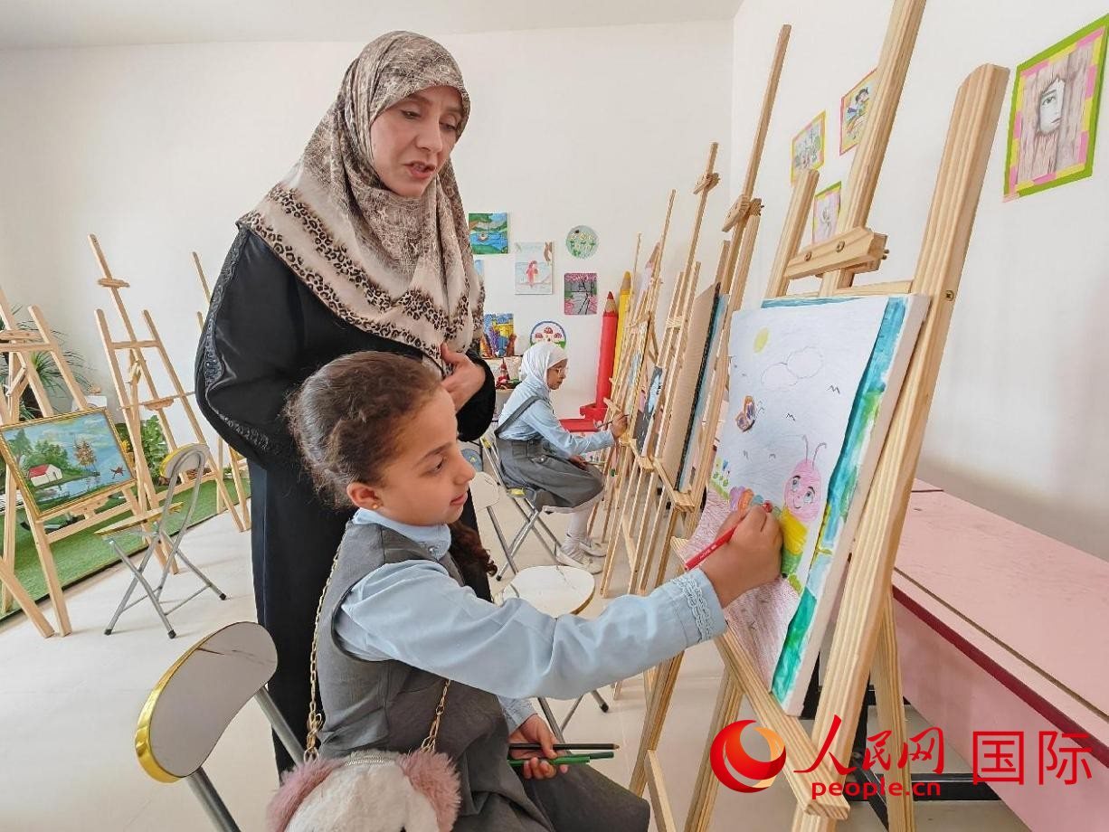 阿爾穆塔?阿里卡特國際學(xué)校的學(xué)生在美術(shù)室上課。人民網(wǎng)記者 管克江攝