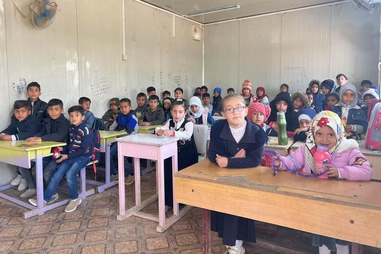 伊拉克卡爾巴拉省學(xué)生在簡易板房內(nèi)上課。中國電建供圖