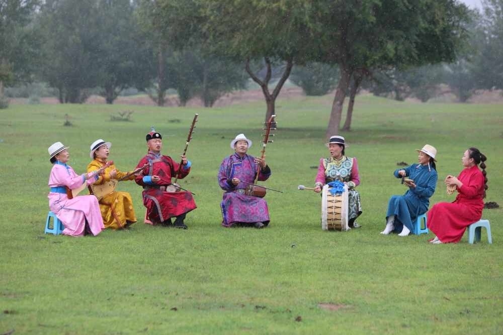 2024年7月16日，《格薩（斯）爾》史詩說唱傳承人在內(nèi)蒙古赤峰市巴林右旗戶外表演。（胡斯楞攝）