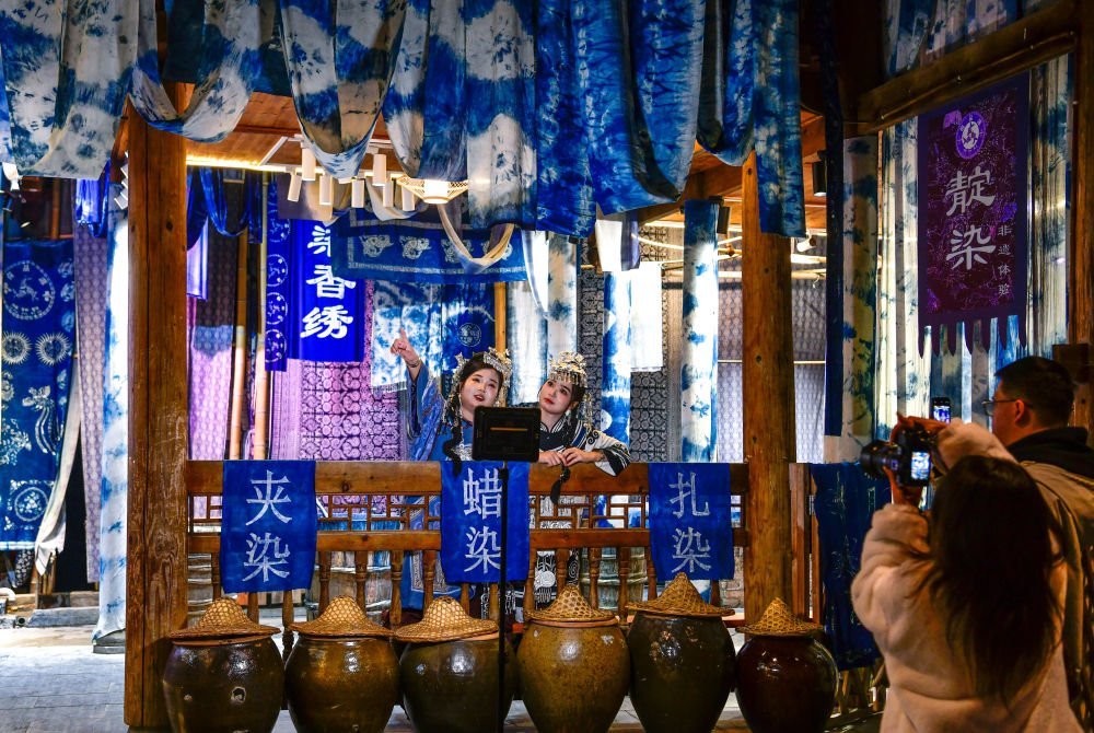 2025年3月17日，游客在貴州省黎平縣肇興侗寨里留影。新華社記者楊文斌 攝