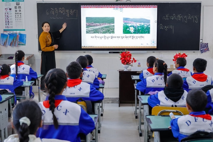 2024年9月27日，在四川省甘孜藏族自治州道孚縣城關(guān)第一完全小學(xué)，采取“藏加模式”教學(xué)的五年級一班的藏語文課上，準(zhǔn)木周老師指導(dǎo)藏族學(xué)生以家鄉(xiāng)草原風(fēng)物為主題寫作藏語文作文。新華社記者 沈伯韓 攝
