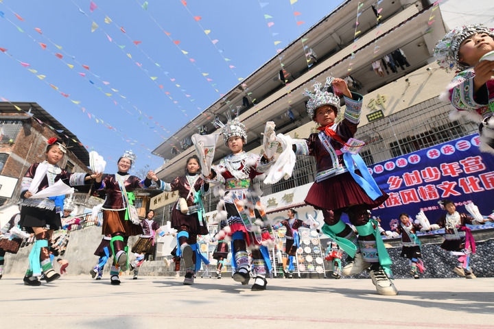 2025年3月25日，廣西柳州市融水苗族自治縣桿洞鄉(xiāng)中心小學(xué)學(xué)生在跳蘆笙踩堂舞。新華社記者 黃孝邦 攝