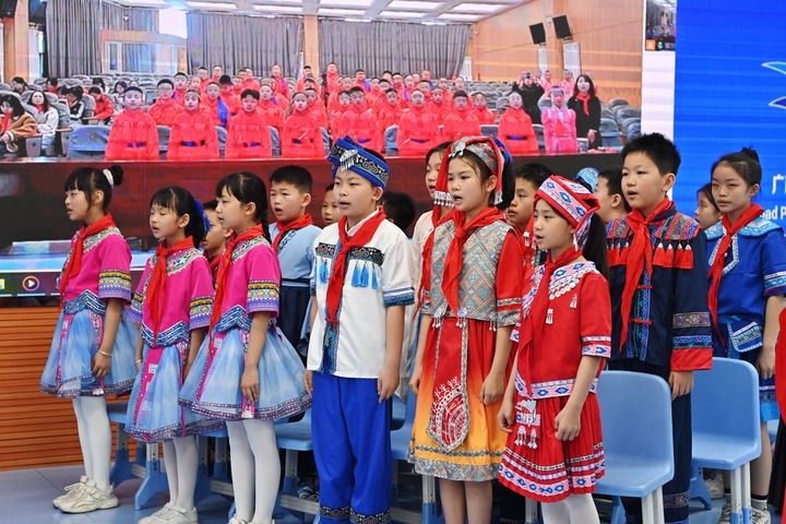 2025年3月28日，在“壯蒙一家親 共筑中國夢”手拉手主題云隊會上，廣西南寧市濱湖路小學(xué)四（1）中隊隊員通過網(wǎng)絡(luò)和內(nèi)蒙古鄂爾多斯東勝區(qū)第十二小學(xué)四（9）中隊隊員一起唱《中國少年先鋒隊隊歌》。新華社記者 周華 攝