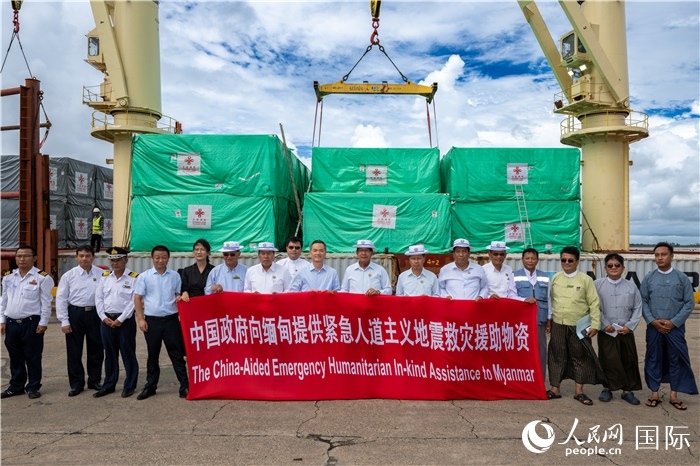 5月25日，中國(guó)駐緬甸大使館參贊歐陽(yáng)道冰、仰光省首席部長(zhǎng)梭登及緬有關(guān)部門(mén)官員出席援緬第十五批緊急人道主義地震救災(zāi)物資交接儀式。人民網(wǎng)記者謝佳君攝