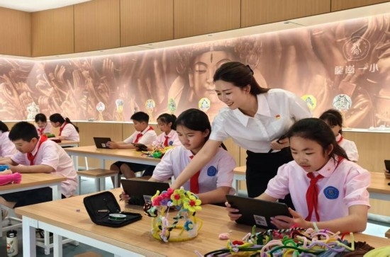 龍崗一小學(xué)生正在學(xué)習(xí)“發(fā)現(xiàn)石刻之美”華蔓花冠課程。