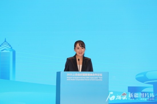 5月23日，在2025上合組織國(guó)家媒體合作論壇青年文化交流營(yíng)活動(dòng)中，人民日?qǐng)?bào)社記者阿爾達(dá)克·塔巴拉克發(fā)言。石榴云/新疆日?qǐng)?bào)記者 李雄心攝