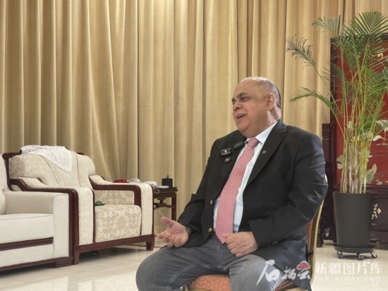 上合組織副秘書長(zhǎng)索海爾·汗在專訪中。石榴云/新疆日?qǐng)?bào)記者 劉翔攝