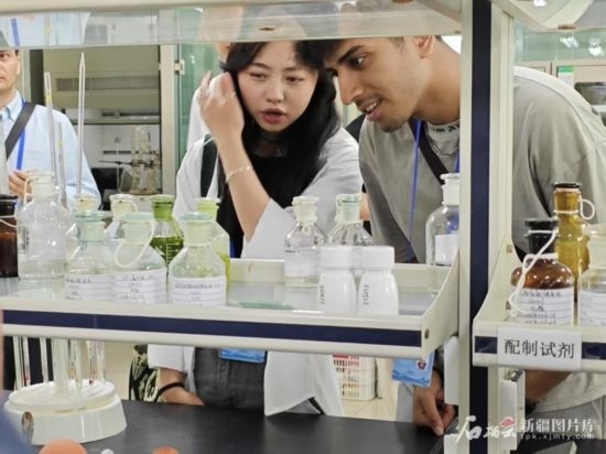 5月26日，2025上合組織國(guó)家媒體合作論壇嘉賓參觀新奇康藥業(yè)股份有限公司實(shí)驗(yàn)室。石榴云/新疆日?qǐng)?bào)記者 宋海波攝