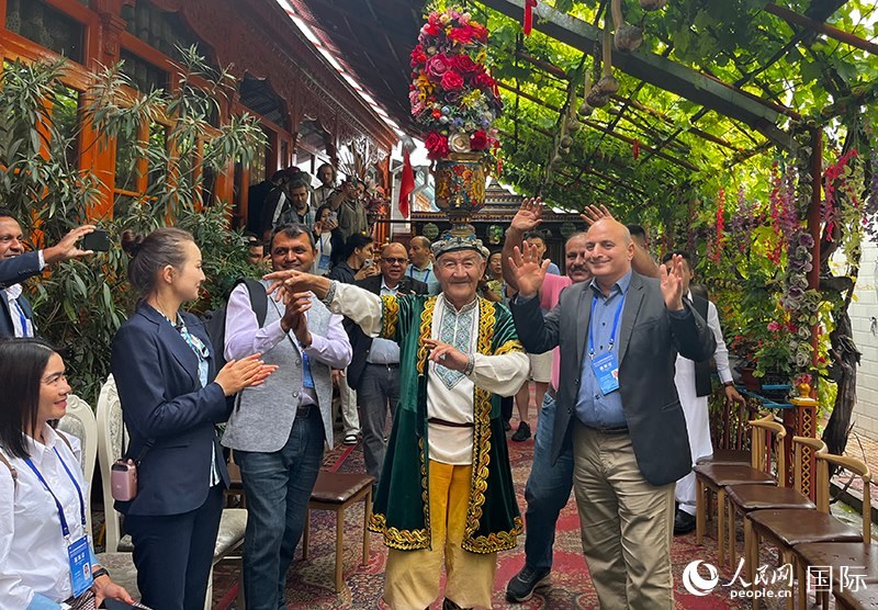 5月24日，外國媒體人在伊寧市喀贊其民俗旅游區(qū)參觀體驗。 人民網記者 翟轉麗攝