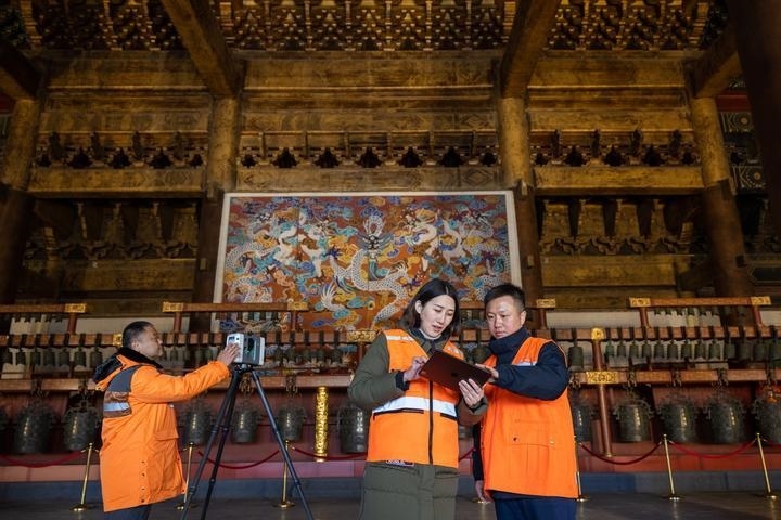 北京市測(cè)繪設(shè)計(jì)研究院團(tuán)隊(duì)在太廟測(cè)繪（2023年2月19日攝）。2020年9月起，北京市測(cè)繪設(shè)計(jì)研究院的技術(shù)團(tuán)隊(duì)開展了北京中軸線遺產(chǎn)點(diǎn)實(shí)地測(cè)繪，從文物保護(hù)、環(huán)境整治、文物騰退等方面為北京中軸線申遺提供空間數(shù)據(jù)底板。