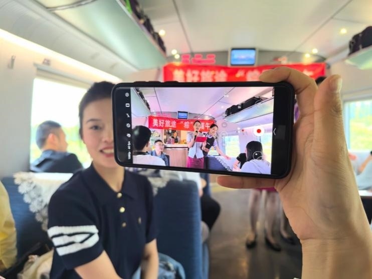 在活動中，旅客紛紛舉起手機(jī)拍攝。顏笑攝