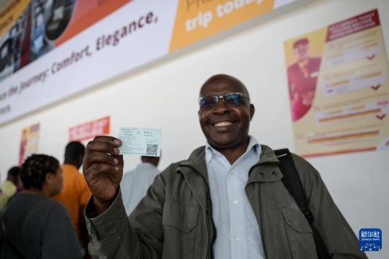 5月31日，在蒙內(nèi)鐵路內(nèi)羅畢站，一名前往蒙巴薩的乘客展示車票。新華社記者 楊光 攝