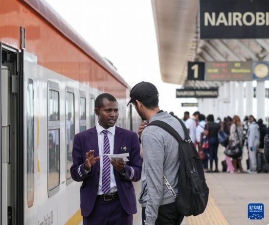 5月31日，在蒙內(nèi)鐵路內(nèi)羅畢站，乘務員為乘客檢票。新華社記者 李亞輝 攝