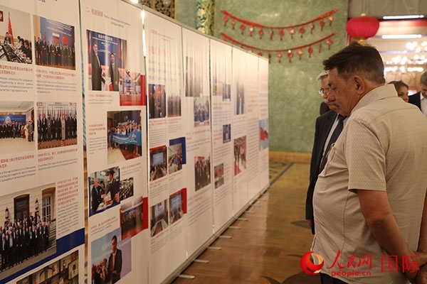 與會(huì)嘉賓參觀中俄科技創(chuàng)新合作圖片展。人民網(wǎng)記者 肖新新攝