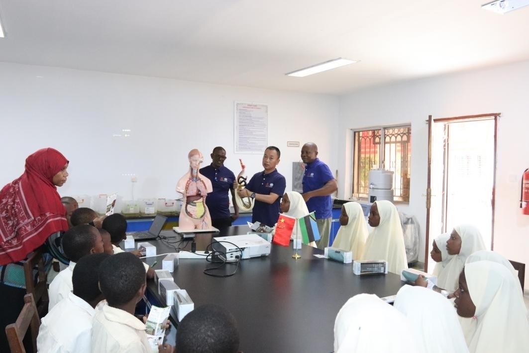 血吸蟲病健康教育講座。施亮攝