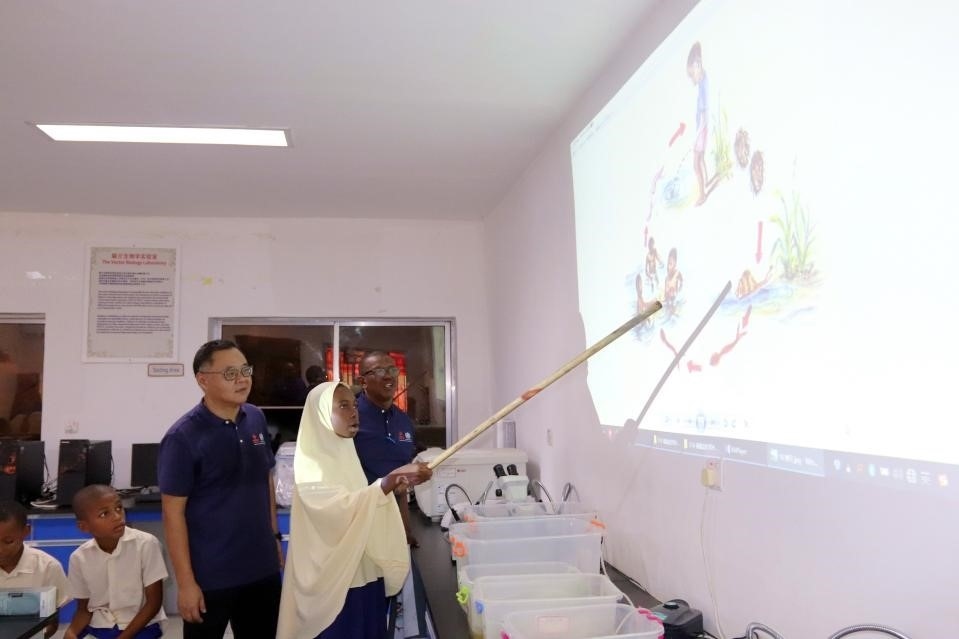 血吸蟲病健康教育講座。施亮攝