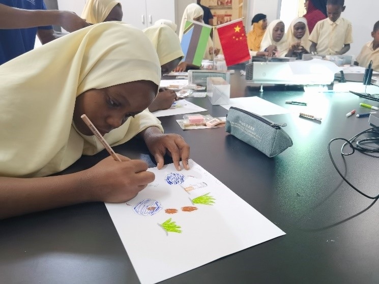 學(xué)生踴躍參與繪畫活動(dòng)。施亮攝