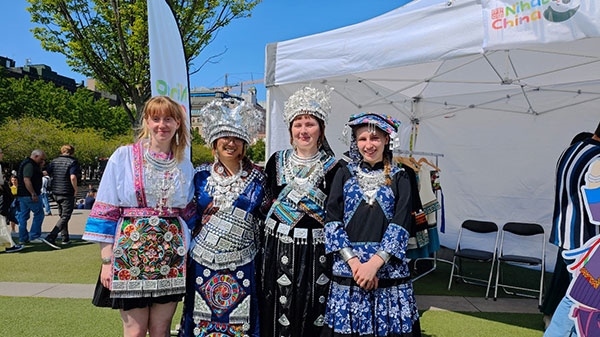 體驗苗族傳統(tǒng)服飾。人民網(wǎng)記者 殷淼