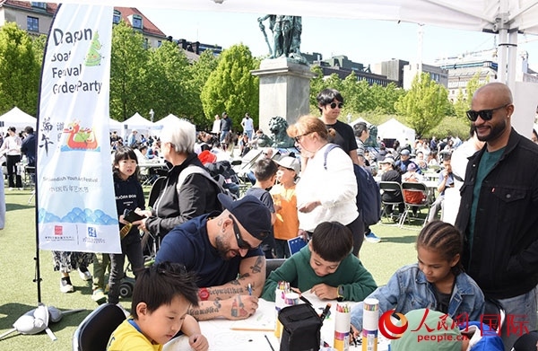 體驗熊貓彩繪活動。人民網(wǎng)記者 殷淼攝