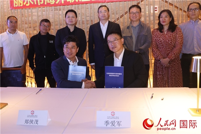 浙江省青田華僑實(shí)驗(yàn)高級中學(xué)與巴西里約中國國際學(xué)校在座談會上締結(jié)為友好學(xué)校，青田縣人民政府僑務(wù)辦公室主任季愛軍和擔(dān)任巴西里約中國國際學(xué)校董事長的鄭俠茂作為代表簽署協(xié)議。 人民網(wǎng)記者 時(shí)元皓攝