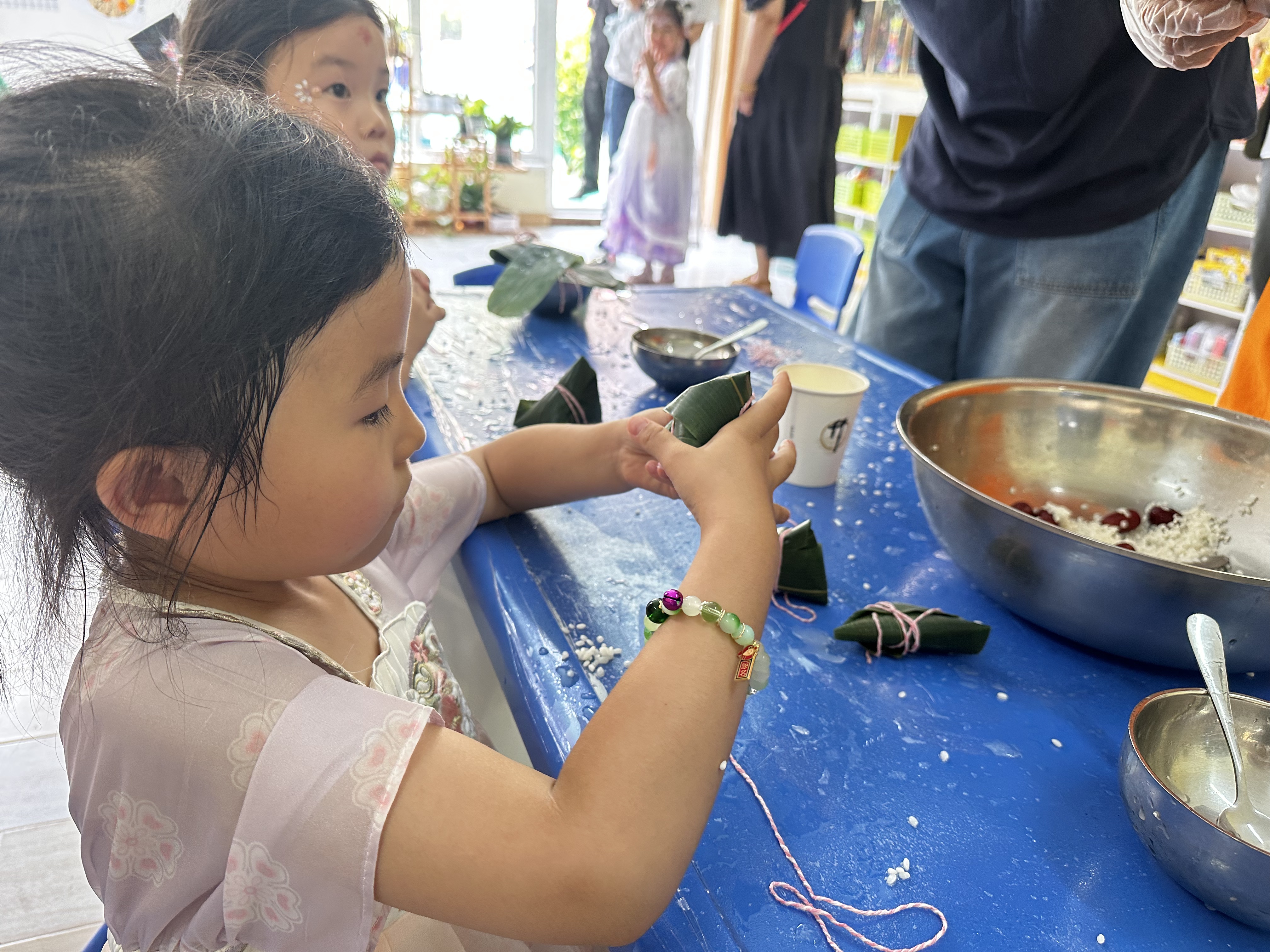 小朋友在體驗(yàn)包粽子。人民網(wǎng)記者 楊虞波羅攝