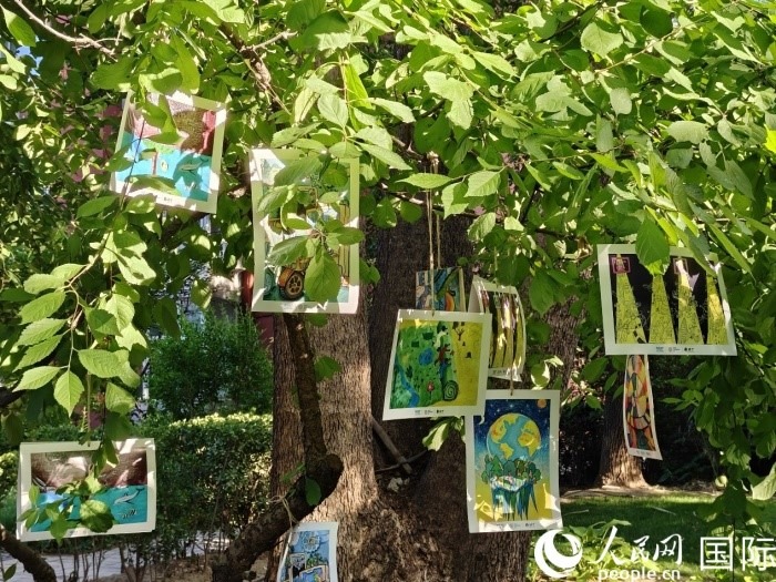 兒童環(huán)保繪畫展覽。人民網(wǎng)記者 李明攝