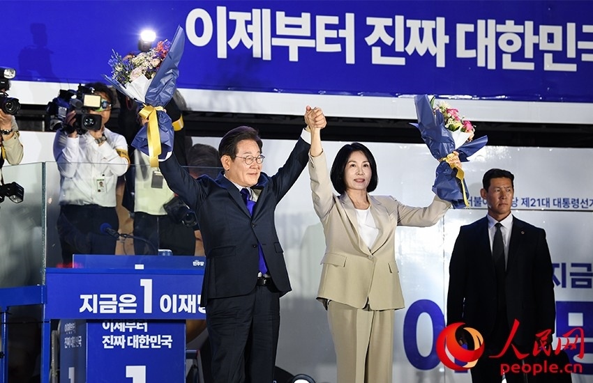 6月4日凌晨，確定當選韓國總統(tǒng)的李在明舉手向歡呼的支持者們致意。 人民網(wǎng) 康炯彬攝